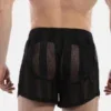 Detalle trasero del short de rejilla negro Mikkel de Barcode Berlin