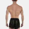 Vista trasera del short de rejilla negro Mikkel de Barcode Berlin