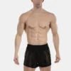 Hombre de frente con el short de rejilla negro Mikkel de Barcode Berlin