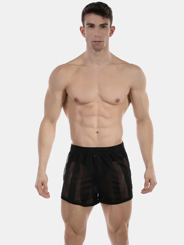 Hombre de frente con el short de rejilla negro Mikkel de Barcode Berlin