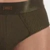Detalle del slip army Caspian de Barcode Berlin con tejido de canalé y cinturilla elástica