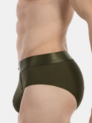 Vista lateral del slip army Caspian de Barcode Berlin con corte clásico