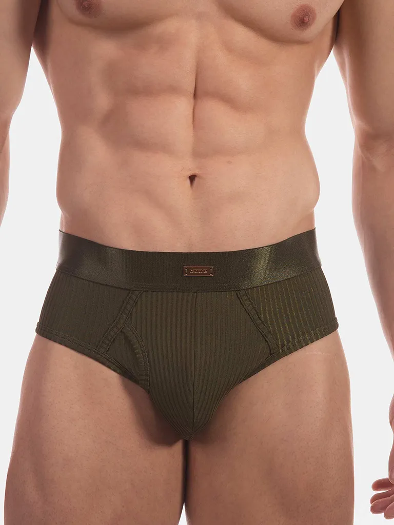 Detalle frontal del slip army Caspian de Barcode Berlin con placa metálica en la cinturilla