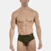 Modelo de frente con slip army de canalé Caspian de Barcode Berlin