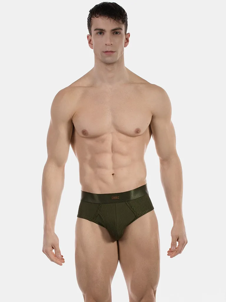 Modelo de frente con slip army de canalé Caspian de Barcode Berlin