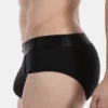 Vista lateral del slip negro Caspian de Barcode Berlin con cinturilla elástica