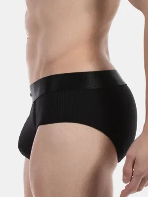 Vista lateral del slip negro Caspian de Barcode Berlin con cinturilla elástica