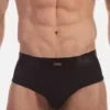 Detalle frontal del slip negro Caspian de Barcode Berlin con corte clásico