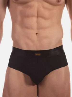Detalle frontal del slip negro Caspian de Barcode Berlin con corte clásico