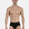 Modelo de frente con slip negro de canalé Caspian de Barcode Berlin