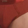 Detalle del tejido de canalé y la cinturilla del slip óxido Caspian de Barcode Berlin