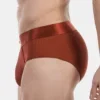 Vista lateral del slip óxido Caspian de Barcode Berlin con cinturilla elástica