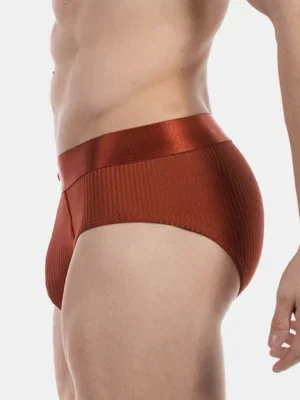 Vista lateral del slip óxido Caspian de Barcode Berlin con cinturilla elástica