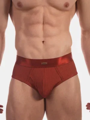 Detalle frontal del slip óxido Caspian de Barcode Berlin con placa metálica