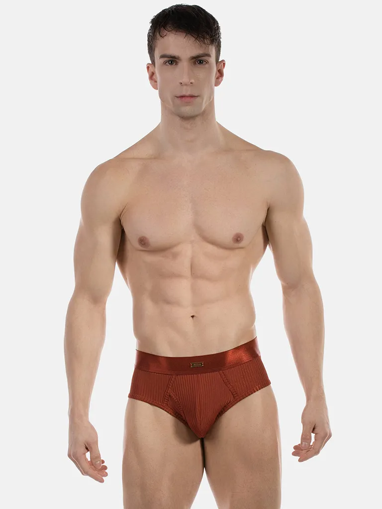 Modelo de frente con slip óxido Caspian de Barcode Berlin