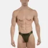 Modelo de frente con tanga hombre army Julian de Barcode Berlin