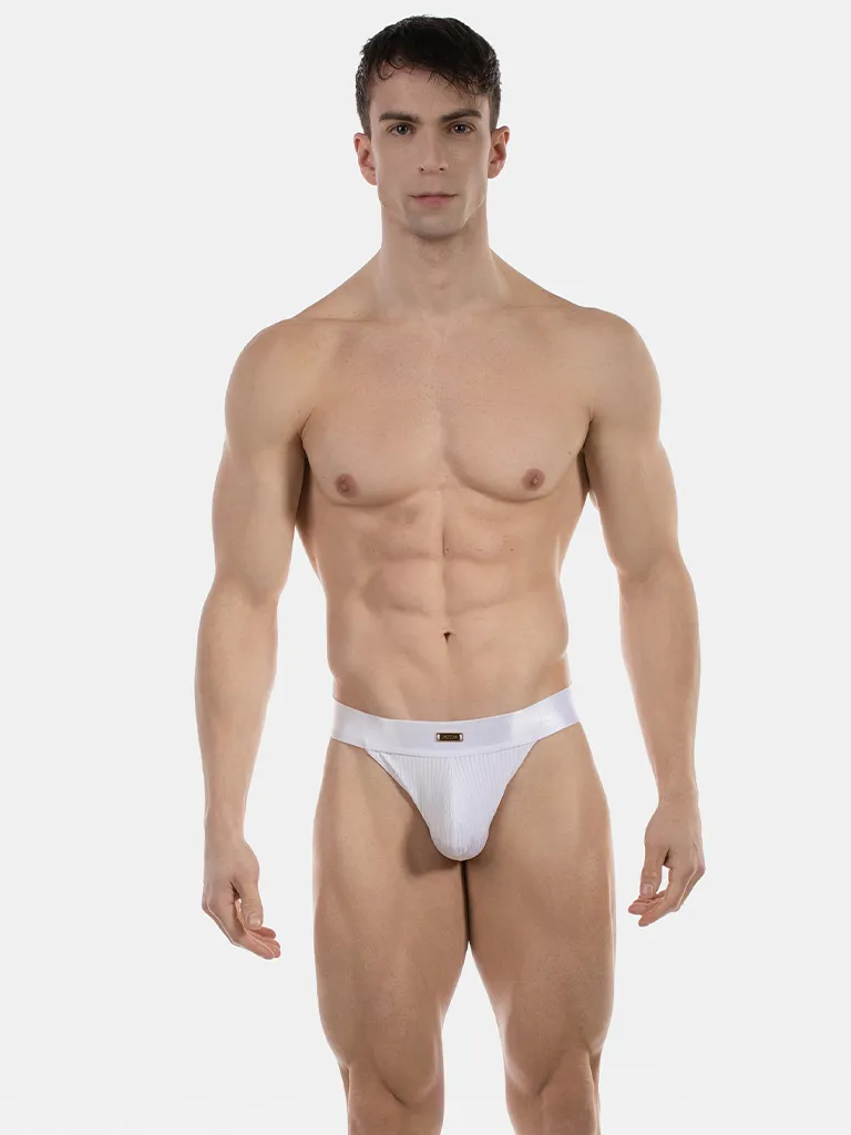Modelo de frente con tanga hombre blanco Julian de Barcode Berlin