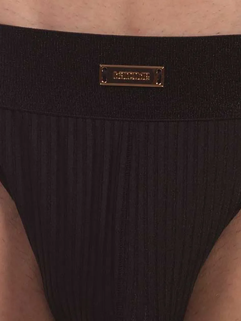 Modelo de frente con tanga hombre negro Julian de Barcode Berlin