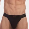 Detalle frontal del tanga hombre negro Julian de Barcode Berlin con canalé y placa metálica