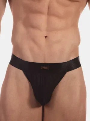 Detalle frontal del tanga hombre negro Julian de Barcode Berlin con canalé y placa metálica