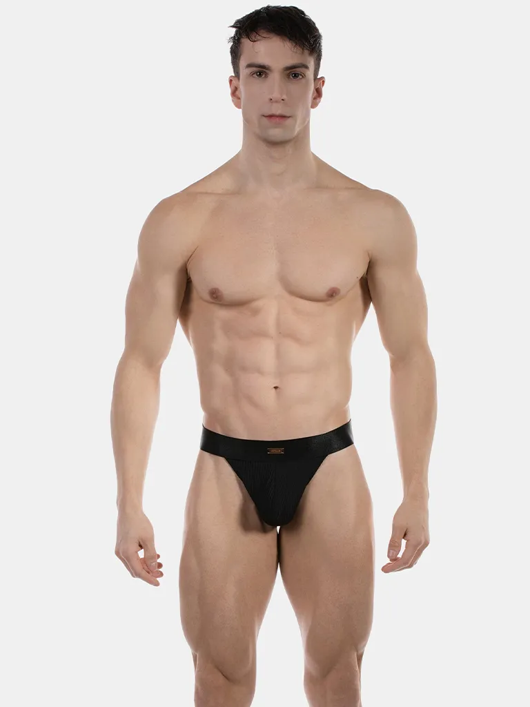 Detalle frontal del tanga hombre negro Julian de Barcode Berlin con canalé y placa metálica