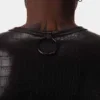 Detalle trasero del chaleco arnés Aslak negro de Barcode Berlin con anilla metálica