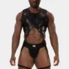 Modelo de frente con chaleco arnés Aslak negro de Barcode Berlin