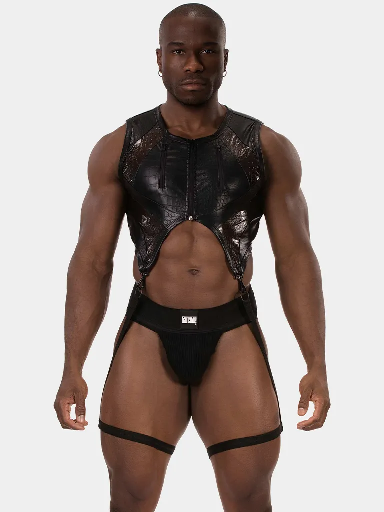 Modelo de frente con chaleco arnés Aslak negro de Barcode Berlin