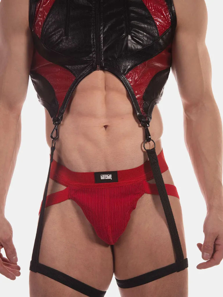 Detalle frontal del chaleco arnés Aslak negro y rojo de Barcode Berlin con cremallera y tiras