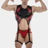 Modelo con chaleco arnés Aslak negro y rojo de Barcode Berlin con acabado efecto cocodrilo