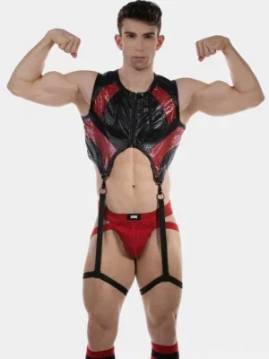 Modelo con chaleco arnés Aslak negro y rojo de Barcode Berlin con acabado efecto cocodrilo