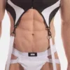 Detalle frontal del chaleco arnés Oden negro y blanco de Barcode Berlin con tiras y ropa interior blanca
