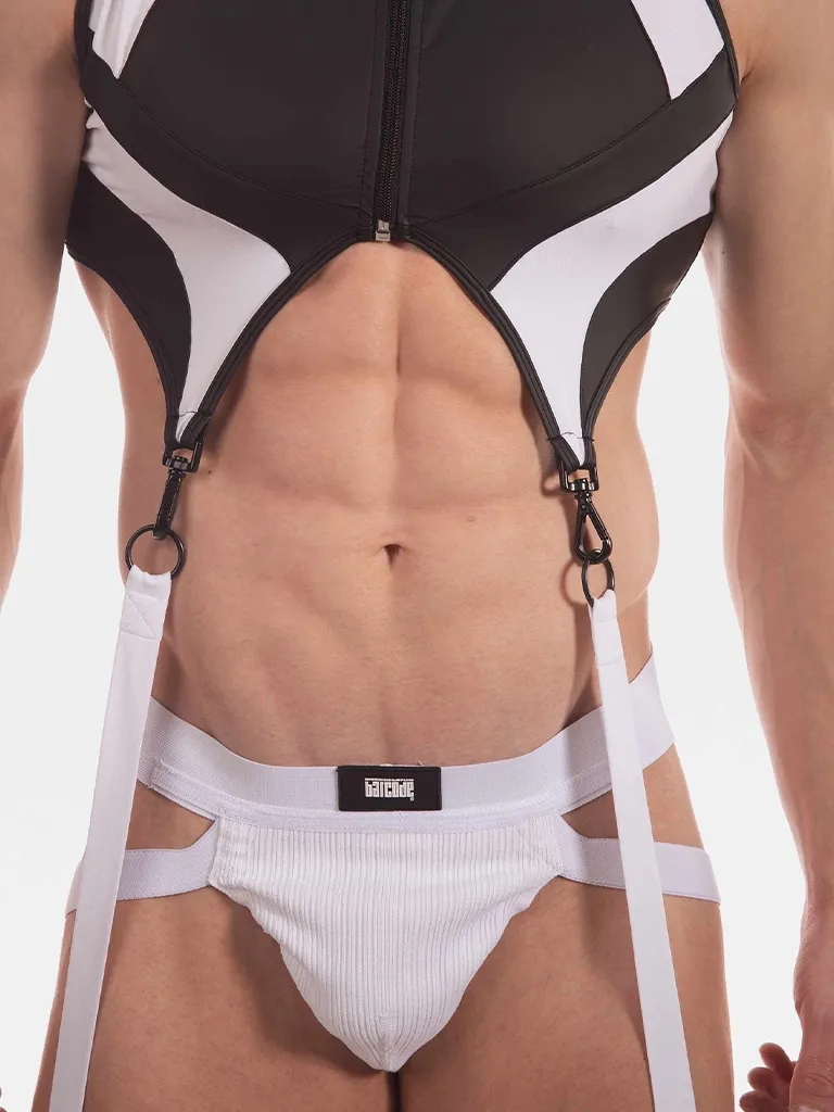 Detalle frontal del chaleco arnés Oden negro y blanco de Barcode Berlin con tiras y ropa interior blanca