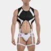 Modelo de frente con chaleco arnés Oden negro y blanco de Barcode Berlin