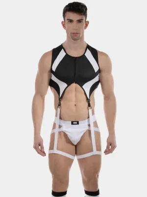 Modelo de frente con chaleco arnés Oden negro y blanco de Barcode Berlin
