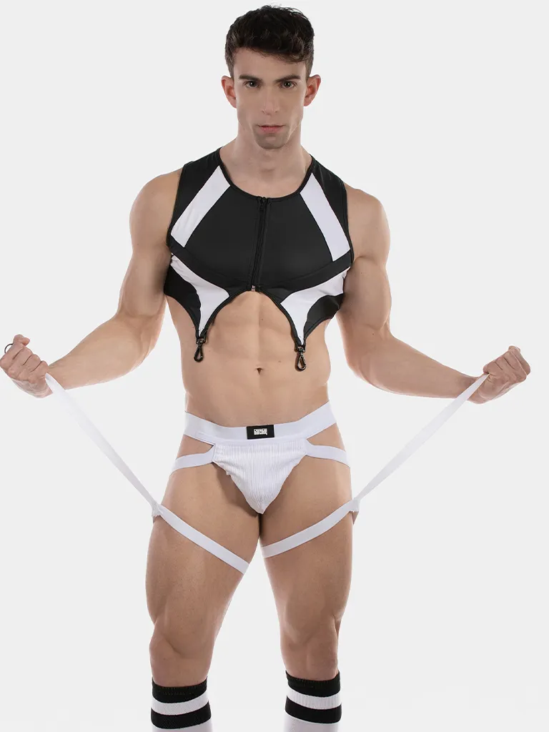 Modelo de frente con chaleco arnés Oden negro y blanco de Barcode Berlin y bandas de pierna