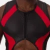 Modelo de frente con chaleco arnés negro y rojo Oden de Barcode Berlin