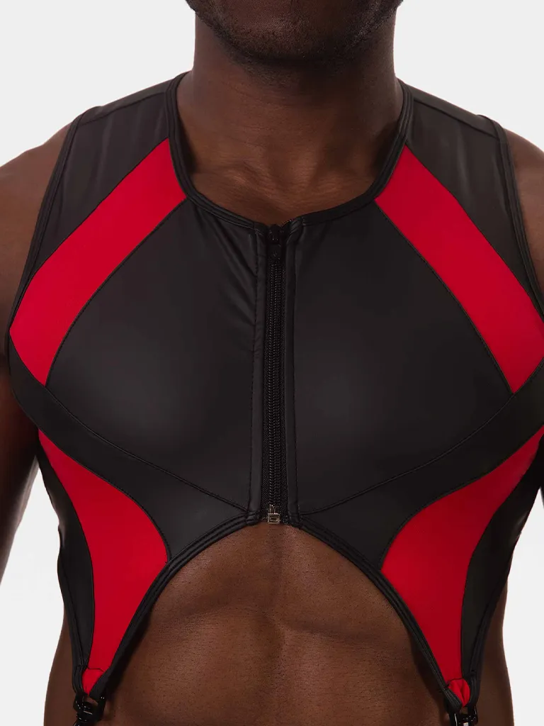 Modelo de frente con chaleco arnés negro y rojo Oden de Barcode Berlin