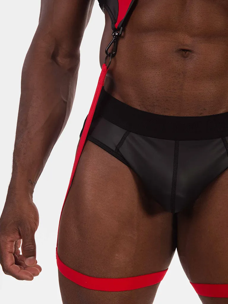 Detalle inferior del chaleco arnés Oden de Barcode Berlin con tiras rojas y ropa interior negra